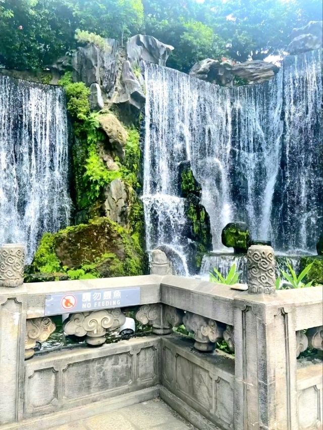 Tranquil Vibes at Taipei’s Timeless Longshan Temple