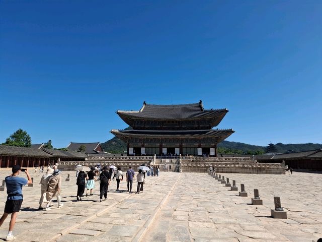 氣勢恢宏的光化門正對著你，彷彿一秒穿越回朝鮮王朝！