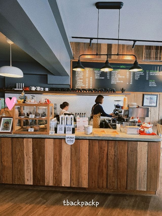 นาฬิ กาแฟ ร้านน่ารักอยู่ติดวงเวียนหอนาฬิกาเชียงราย