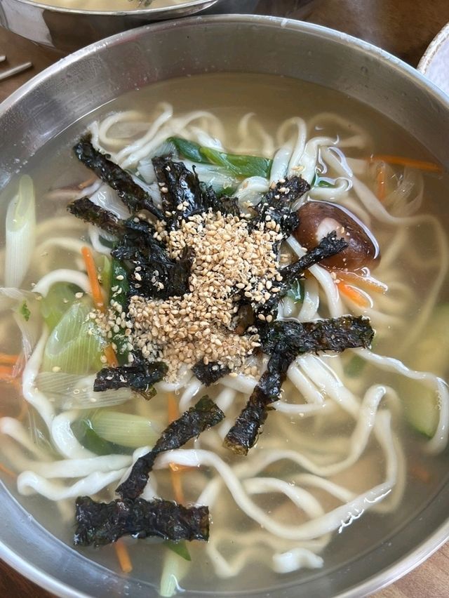 [🇰🇷チョンド] 地元に愛される座敷ごはん処「ククスサラン」で味わう素朴なカルグクスの魅力