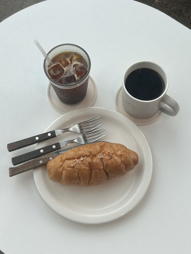 산자락 품은 뷰 맛집, ‘cafe high’에서 찾은 일상의 쉼표
