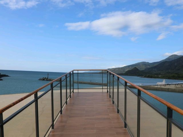 位於屏東車城海口沙灘的「看海美術館」，是一座以大海為背景的獨特藝術展館。