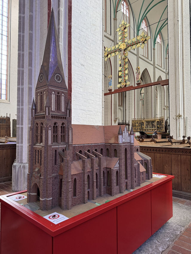 Schwerin Cathedral โบสถ์เงียบสงบใจกลางเมือง