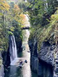 日本を代表する景勝地  渓谷から流れる美しい滝