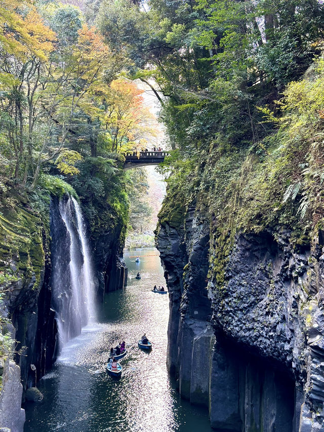 日本を代表する景勝地  渓谷から流れる美しい滝