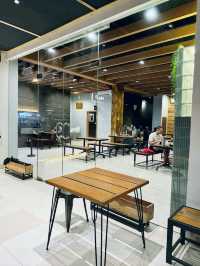 it’s a favorite among tourists looking for a clean, comfortable alternative to street food.