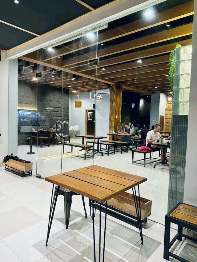 it’s a favorite among tourists looking for a clean, comfortable alternative to street food.