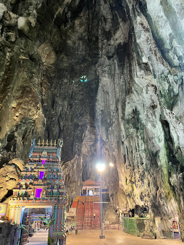 夜に訪れる静寂の聖地｜Batu Caves（バトゥ洞窟）