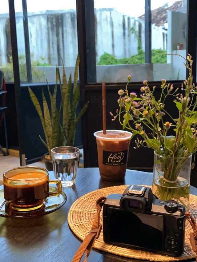 ☕✨ Hood Cafe หาดใหญ่ คาเฟ่บ้านไม้เก่าสุดวินเทจ ✨