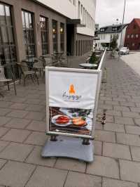 CAFÉ WITH GREAT COFFEE & PASTRIES.