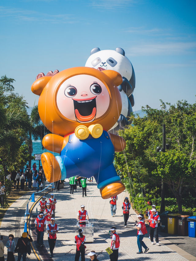 好得意呀！20個人氣角色空降西九🎈全港首個IP氣球巡遊！  今次安排得好順利，每隻IP公仔都有15個人係下面保持公仔平衡，就算有風都可以適時調節方向高低！有興趣嘅朋友起得Mark定12月28日嚟西九