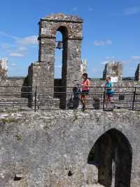 遊客排隊親石頭還要收費/布拉尼城堡