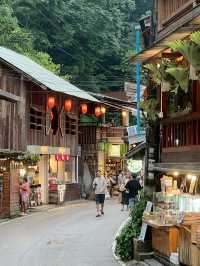 หมู่บ้านเล็กๆที่รายล้อมไปด้วยธรรมชาติสีเขียว