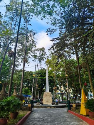 กำลังเที่ยวชมเมืองดาเวาอยู่หรือเปล่า? สวนโอสเมญา (Osmeña Park) คือสถานที่ที่เหมาะสำหรับการพักผ่อนสบายๆ และสนุกสนานกลางแจ้ง 🌴☀️! สิ่งที่โดดเด่นสะดุดตาคือประติมากรรมสัตว์ขนาดใหญ่ โดยเฉพาะช้างที่เป็นสัญลักษณ์ซึ่งล้อมรอบด้วยต้นมะพร้าวและสถาปัตยกรรมสมัยใหม่ สวนเขียวชอุ่มแห่งนี้เป็นสถานที่ยอดนิยมสำหรับครอบครัว ด้วยพื้นที่เล่นสำหรับเด็กที่เย็นสบาย ซึ่งจะทำให้ทั้งเด็กและผู้ใหญ่สนุกสนาน

สถานที่ท่องเที่ยวแนะนำ:
สวนโอสเมญา
📍 เขตโปบลาซิออน (Poblacion District), เมืองดาเวา, จังหวัดดาเวาเดลซูร์, ฟิลิปปินส์
⏰ เปิดวันจันทร์-ศุกร์ เวลา 05:00-22:00 ตลอดทั้งปี

เคล็ดลับส่วนตัว: พาเพื่อนหรือเด็กๆ มาด้วย – ที่นี่มีพลังแห่งความสนุกสนานจากรูปปั้นสัตว์ขนาดใหญ่ และบรรยากาศแบบเขตร้อน ทำให้เหมาะสำหรับการเดินเล่นยามบ่ายสบายๆ หรือถ่ายรูปเล่น ครอบครัวชาวท้องถิ่นชอบมาที่นี่ ดังนั้นคุณจะได้สัมผัสชีวิตประจำวันของชาวดาเวาได้ใจกลางเมือง

การเดินทาง:
ย่านใจกลางเมืองดาเวาเดินเที่ยวได้สะดวกมาก แต่ถ้าอยากหลีกเลี่ยงอากาศร้อนก็มีแท็กซี่และรถจี๊ปให้บริการอยู่ทั่วไป

คำแนะนำเรื่องอาหาร:
หลังจากพักผ่อนในสวนสาธารณะแล้ว ลองแวะชิมอาหารริมทางที่ร้านขายอาหารใกล้ๆ ดู มีไก่ย่าง น้ำผลไม้ปั่น และขนมหวานท้องถิ่น ถ้าอยากทานอาหารในร่ม ก็มีคาเฟ่หลายแห่งอยู่ไม่ไกลจากสวนสาธารณะ

เคล็ดลับสำหรับดาเวา:
ไม่ต้องเสียค่าเข้าสวนสาธารณะโอสเมญา อากาศส่วนใหญ่แดดจัด ดังนั้นควรพกครีมกันแดดและดื่มน้ำให้เพียงพอ สถานที่ส่วนใหญ่รับเงินสด ดังนั้นควรเตรียมเงินเปโซไว้บ้าง

#DavaoPark #FamilyFriendlyPH #ChillInDavao #OsmeñaPark #tripcom