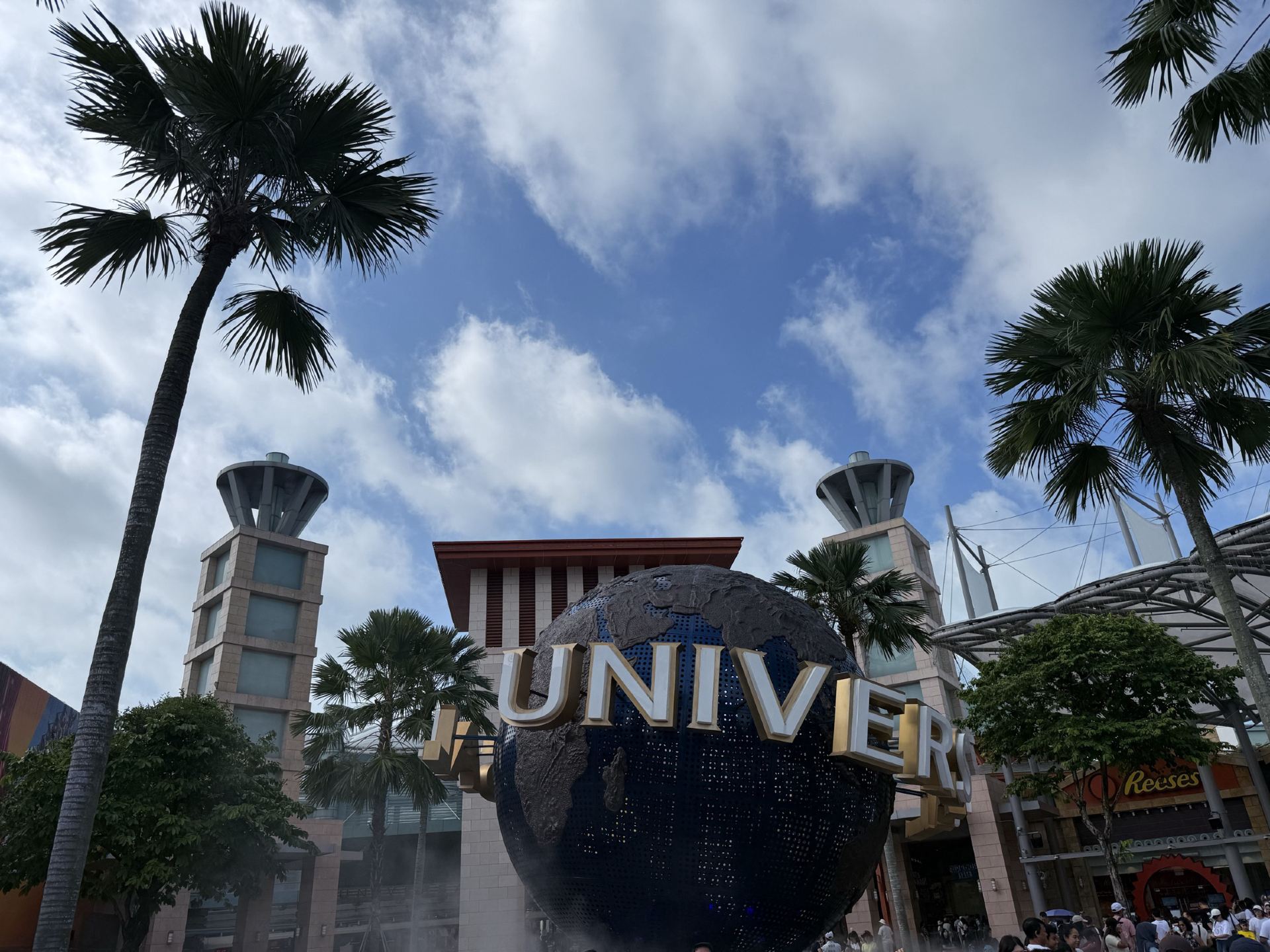 A place to meet minions, dinosaurs, and the Shrek universe