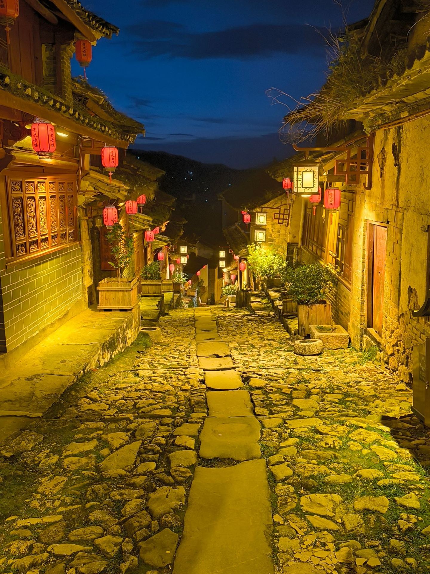 [Lu Shi Ancient Town] Crimson and red lanterns: From dusk to night! A journey enveloped in nostalgic tranquility.