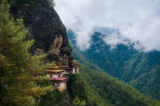 Khám phá sâu hơn về Bhutan, Vùng đất của Rồng Sấm: Chinh phục những tu viện nằm cheo leo trên vách đá và tham quan những di sản thế giới UNESCO trường tồn theo thời gian.