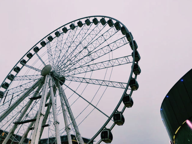 🎡 Liverpool’s Ultimate Waterfront Experience – Music, History & Views!