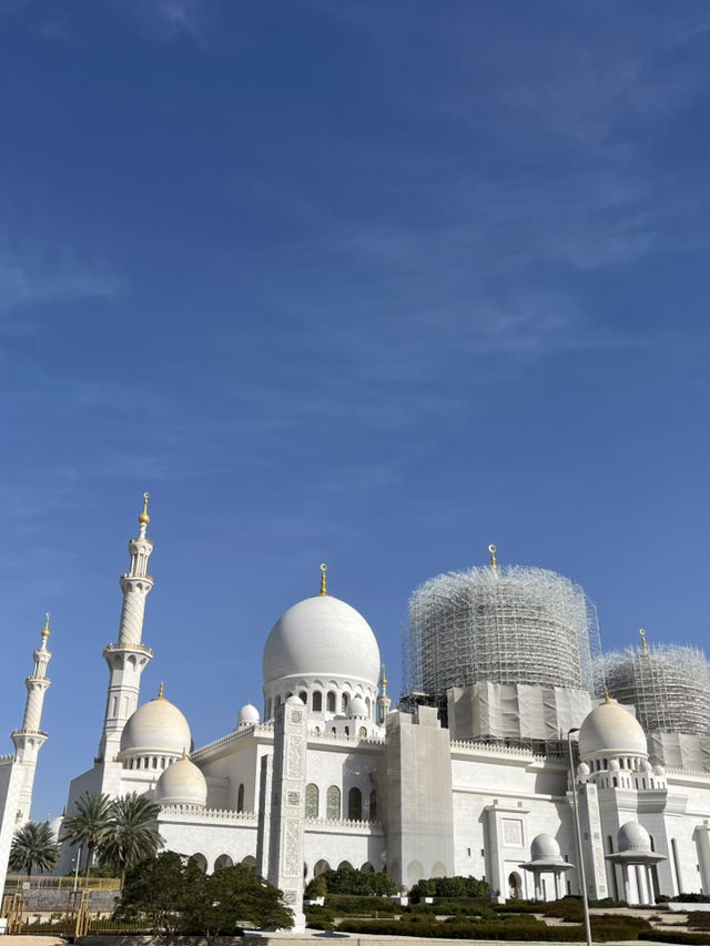 ๐๏ธ Abu Dhabi โ Luxury, Culture & Desert Skies ๐๐๏ธ ๐๏ธ Abu Dhabi โ Luxury, Culture & Desert Skies ๐๐๏ธ