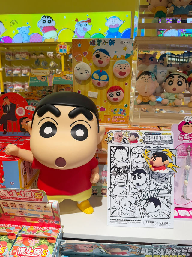 🌈在繽紛小鎮內的[蠟筆小新限定店]❣️ ［小新迷必去］