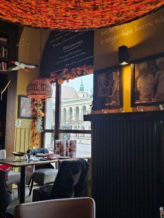 📍 溫馨的波蘭小館

Zapiecek 餐廳位於華沙舊城中心，以木桌、格子窗簾和黃油滋滋作響的誘人香氣迎接您的到來。這裡既保留了波蘭的傳統風情，又充滿活力，彷彿冬日漫步後走進了一間溫暖的波蘭民居。

🍽️ 美食推薦

大多數遊客慕名而來，只為品嚐著名的波蘭餃子（pierogi），但這裡真正的明星菜餚是捲心菜香腸、慢烤豬肋排和傳奇的烤豬肘。每道菜都煙燻味濃鬱，肉質鮮嫩多汁，風味十足——讓人忍不住放慢腳步，細細品味每一口。

👉 小貼士：試試搭配酸菜和芥末的肋排或豬肘－這味道絕對能帶給您極致的舒適享受。

🍺 飲品推薦

佐餐時，不妨來一杯冰鎮波蘭啤酒；或者在寒冷的月份，來一杯熱氣騰騰的香料熱紅酒。這兩款飲品都與菜單上豐盛的菜餚完美搭配。

🏡 氛圍

Zapiecek 餐廳充滿在地風情，而非遊客雲集。服務生身著民族風服飾，耳邊輕柔地播放著波蘭音樂，菜量十足，即使兩人分享也綽綽有餘——當然，如果你真的需要的話。

💡 旅遊小貼士

• 早點去或避開尖峰時段－Zapiecek 是華沙最受歡迎的餐廳之一，午餐和晚餐時段經常需要排隊。

• 多家分店－如果一家客滿，可以試試附近的另一家 Zapiecek；菜單和氣氛都一樣。

• 接受刷卡－餐廳接受刷卡，但建議保留一些現金用於支付小費。

• 最佳季節：冬季或秋季－這裡的菜餚溫暖人心，尤其適合寒冷的天氣享用。

✨ 你一定會愛上它

Zapiecek 不只是一家餐廳，也是華沙靈魂的縮影。這裡有令人倍感舒適的美食、質樸的裝潢，以及熱鬧溫馨的氛圍，離開時不僅會飽腹，還會收穫值得分享的故事。

#歐洲省錢遊