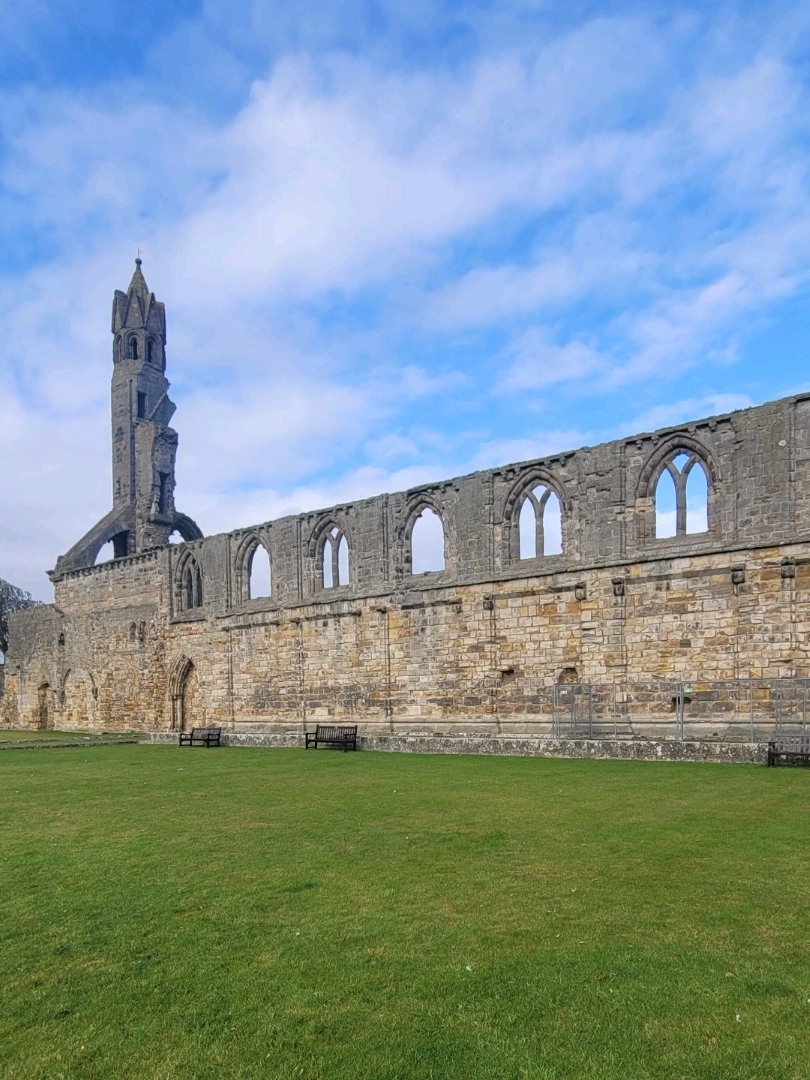 🏰 St Andrews | Open walkways, Cathedral ruins, and golf museum in this historic seaside town