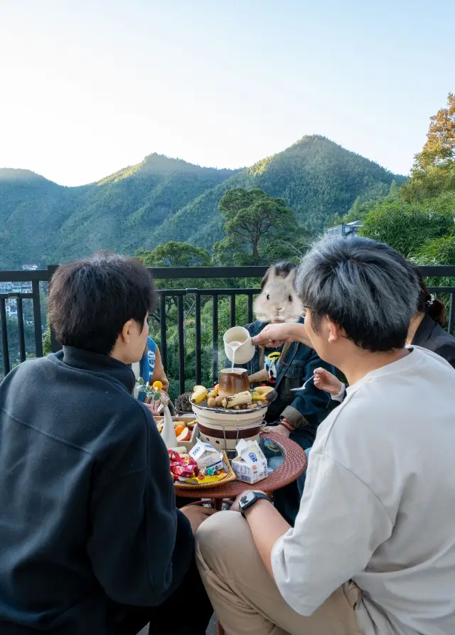 A few good friends, tasting tea and watching the snow, there's a unique romance in the mountains and fields