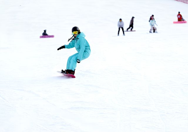 前往一流的照金國際滑雪場體驗冰雪魅力