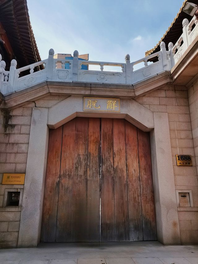 在全國醉貴的寺廟燒幾十塊的香，許幾千萬的願！