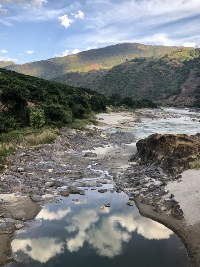 Lushui City is located in the longitudinal valley zone of the Hengduan Mountains, with majestic and precipitous canyons and rivers within its territory