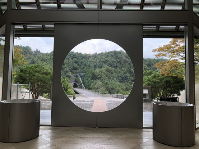 美秀美術館（Miho Museum）是位於日本滋賀縣的私立美術館，館藏包括日本、中國、南亞、中亞、西亞、埃及、希臘、羅馬等古文明的藝術品