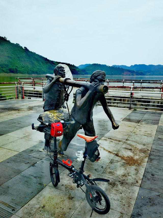 小城仲可以咁玩喺犍為岷江邊骑单車，心馳神往平野闊，極目大江流。