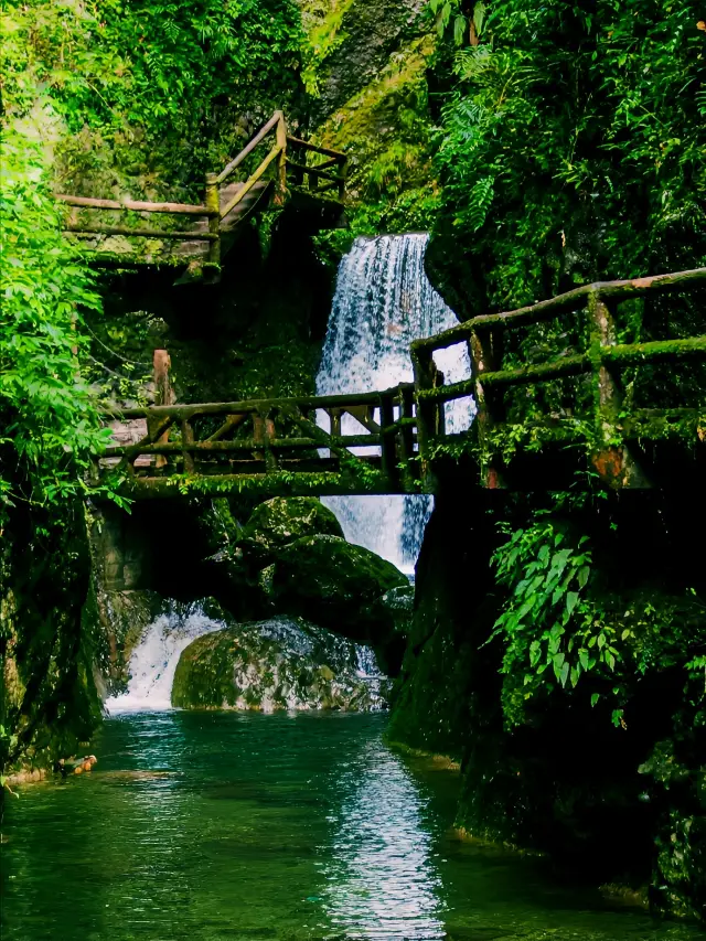 ธรรมชาติที่งดงามและสงบเงียบ เป็นสถานที่ที่ดีสำหรับการเดินป่าและสำรวจ