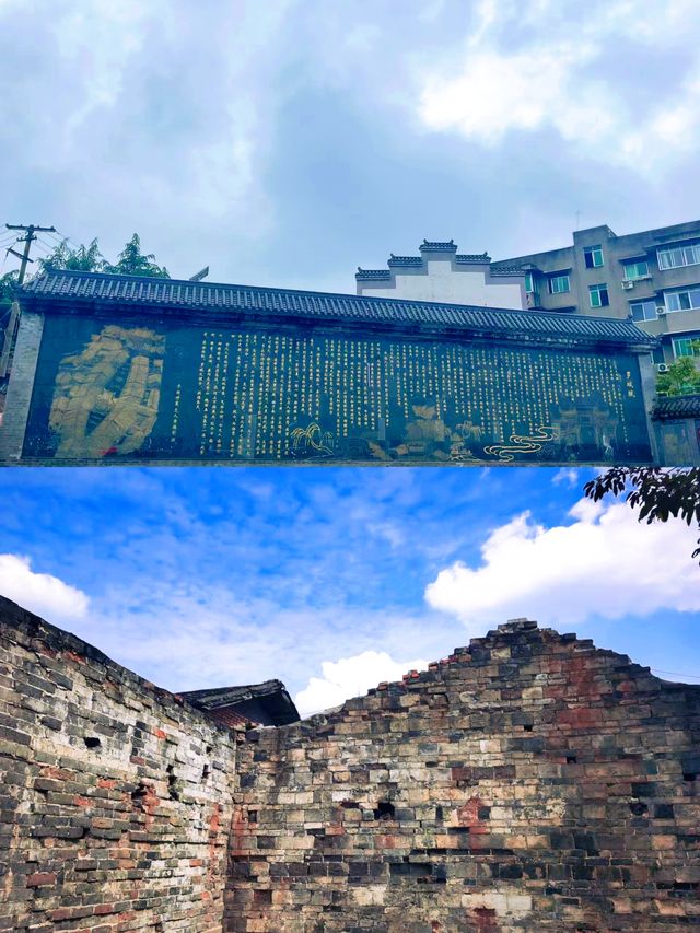 四川羅城古鎮位於四川省樂山市犍為縣船形街32號。