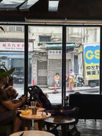 香港 | 山坡上的工業風咖啡店。