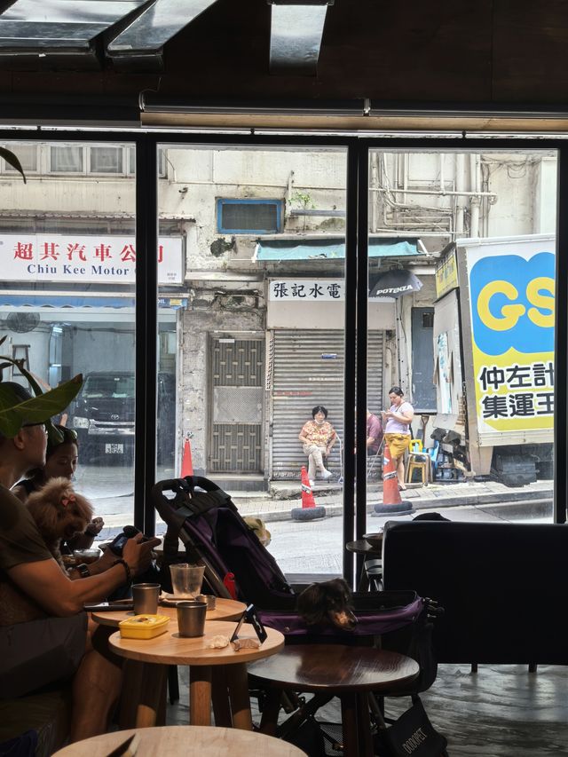 香港 | 山坡上的工業風咖啡店。