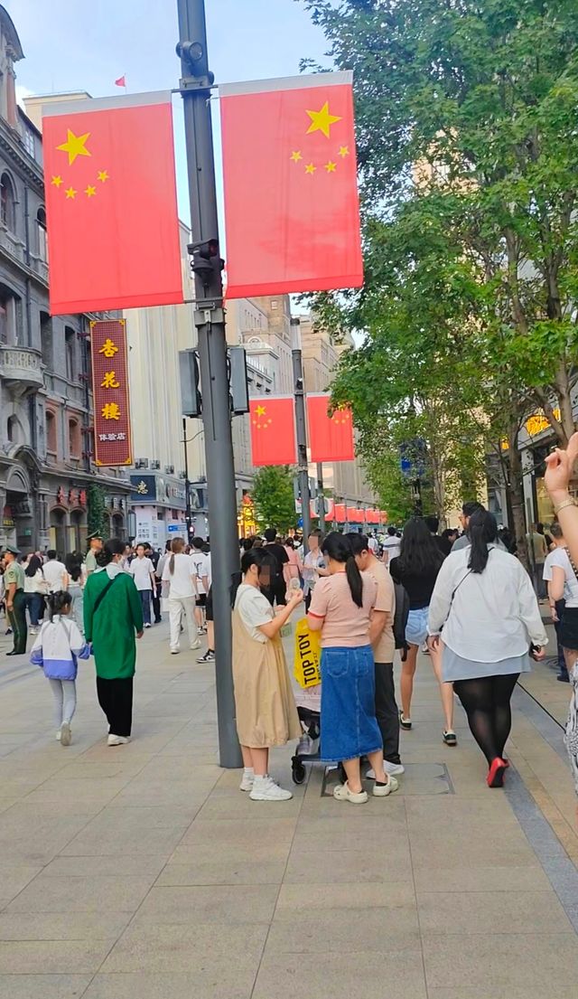 中國上海南京路步行街-繁華的購物地。