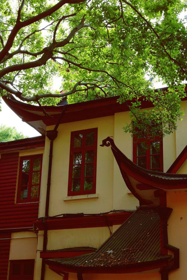 一座堪稱歷史建築博物館的大學。