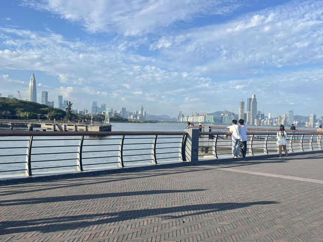 深圳南山區著名海濱路景點：南深圳灣公園，適合拍照打卡親子觀光旅遊。  