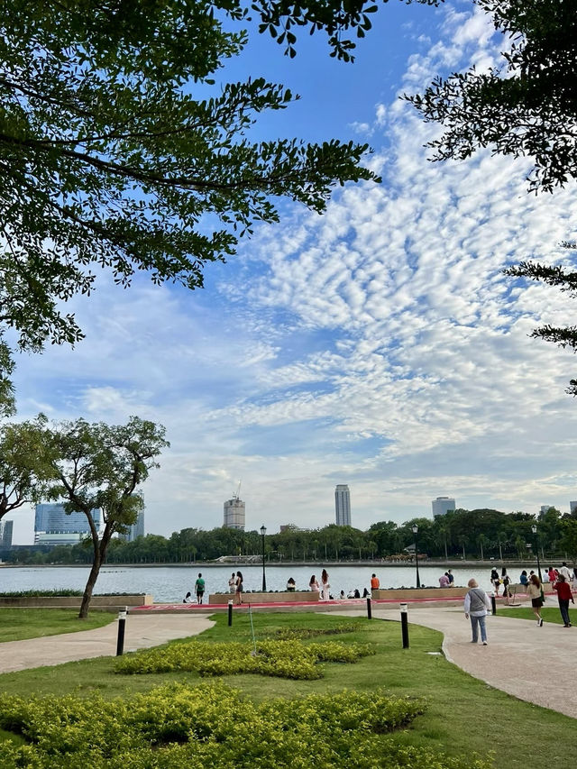 花影流轉——班嘉詩麗皇后公園與四面佛之旅