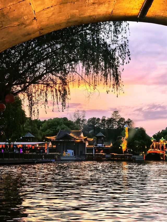 夕陽登畫舫，夜泊歸來已是燈火闌珊。