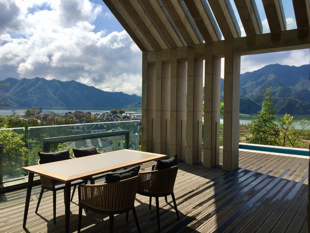 集山、湖、優秀人文建築於一體嘅高級酒店！