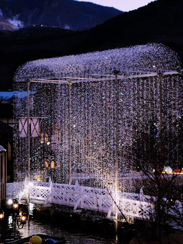 *【箱根の宝石箱：ガラスの森美術館でヴェネチアの輝きを体験】**  