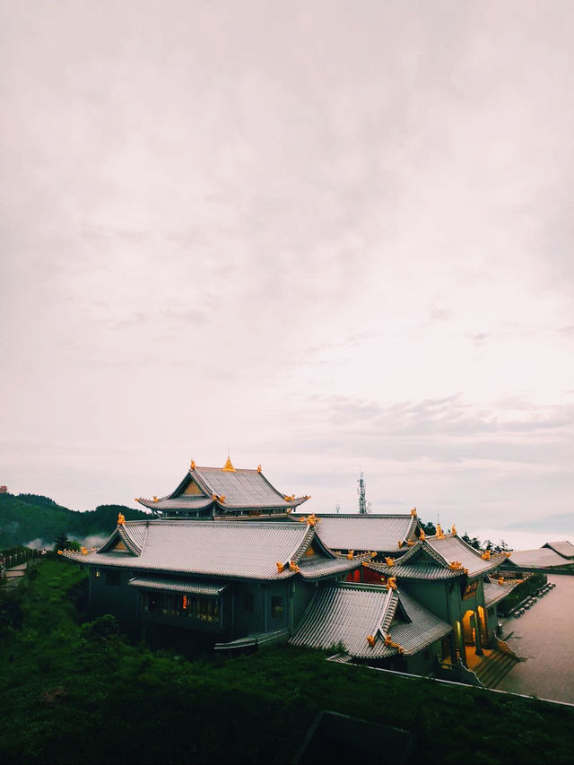 四川峨眉山·金頂｜雲海佛光，一眼入魂