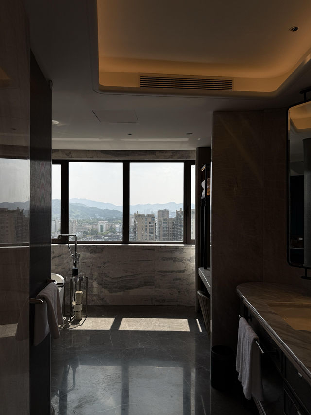 與西湖對望嘅staycation