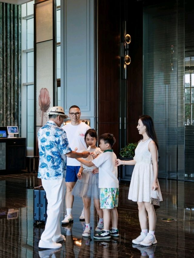  Family Escape in Tropical Paradise! 