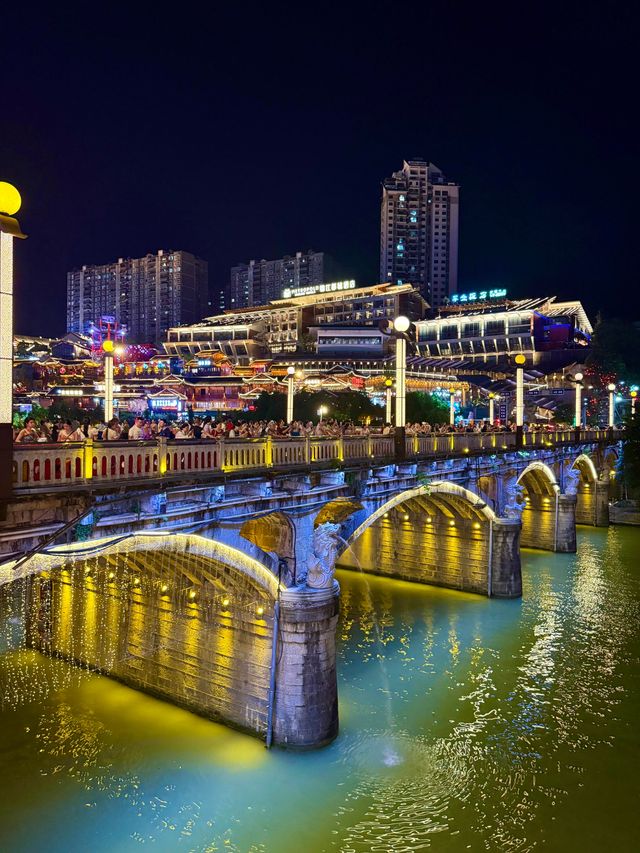 湖北宣恩「小洪崖洞」夜景靚到爆 仲好行過洪崖洞！