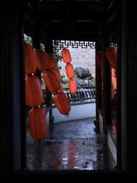 秋雨落陽明，廊下聽禪音