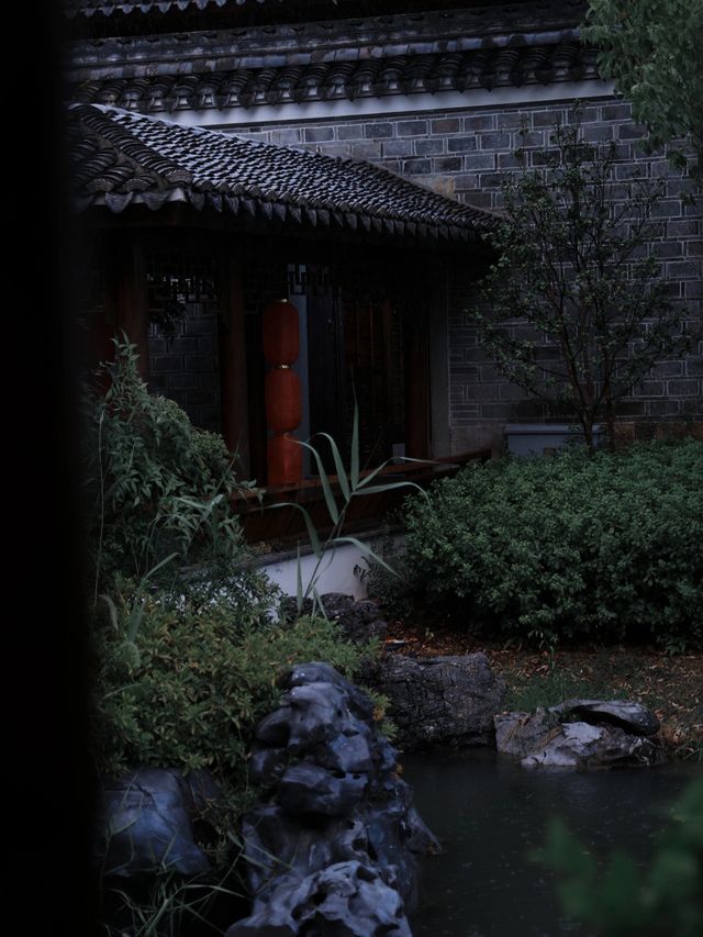 秋雨落陽明，廊下聽禪音