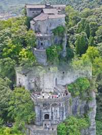 絕壁奇觀！貴州深藏400年的懸崖古寺，太震撼了！